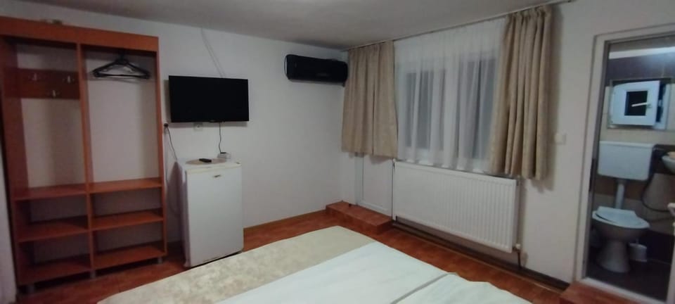 Photo of the whole room, air conditioner