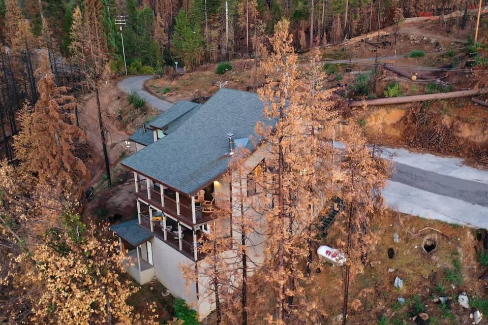 Charming and Relaxing Getaway with Great Views House in Shaver Lake