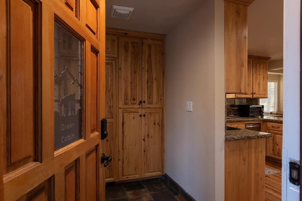 Charming and Relaxing Getaway with Great Views House in Shaver Lake