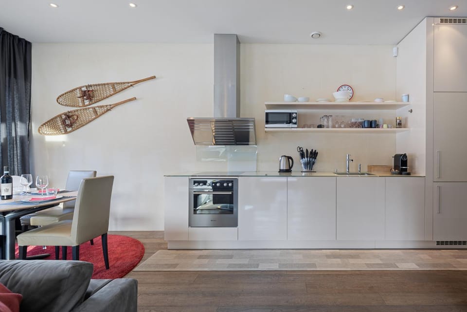 Coffee/tea facilities, Kitchen or kitchenette, Dining area, oven, stove, toaster