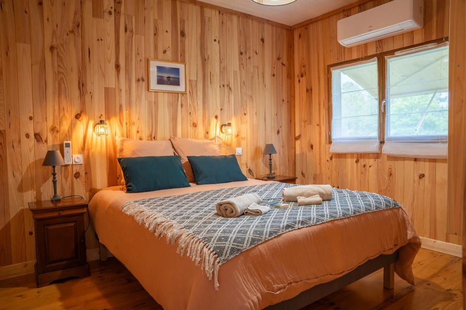 Bed, Photo of the whole room, Bedroom, towels, air conditioner