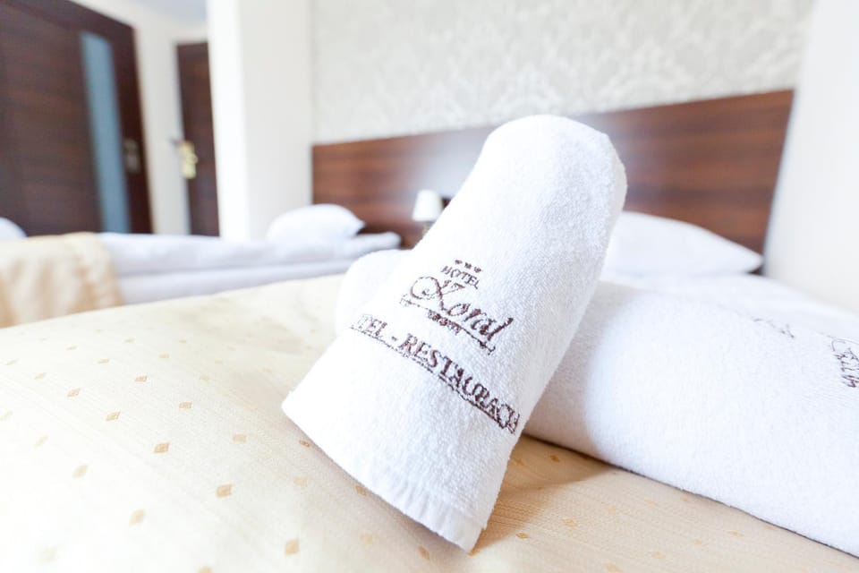 Bed, Property logo or sign, Photo of the whole room, Decorative detail