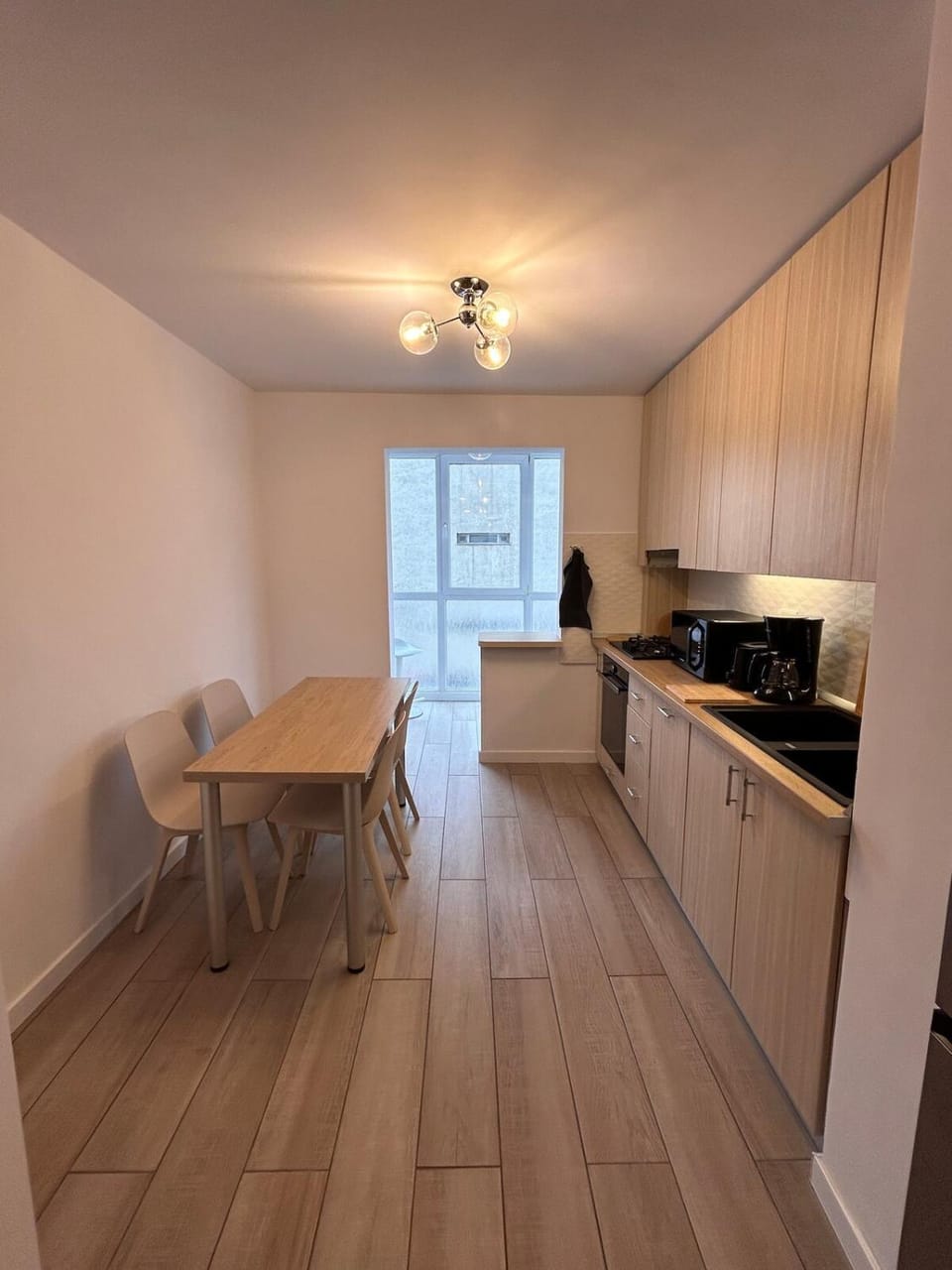 Kitchen or kitchenette, Dining area
