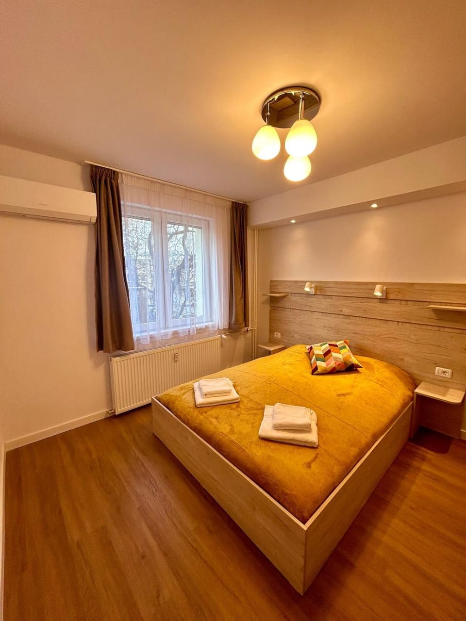 Bed, Photo of the whole room, Bedroom, towels