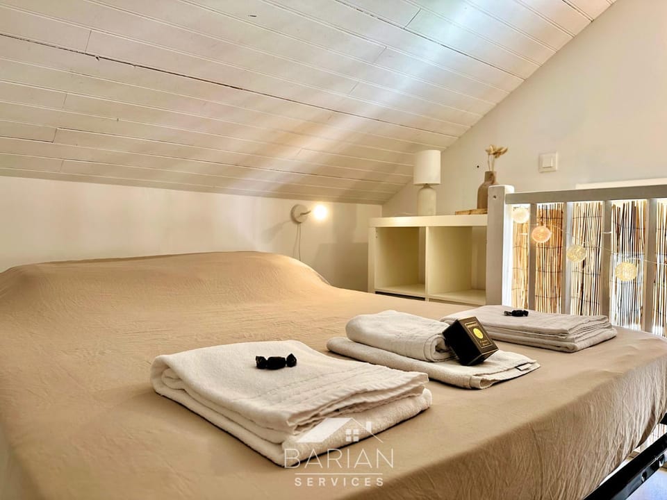 Bed, Photo of the whole room, Bedroom, towels
