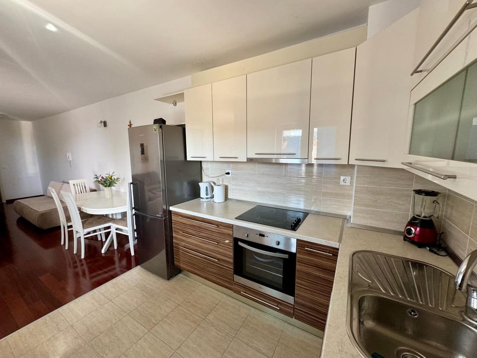 Kitchen or kitchenette, Dining area, oven, stove