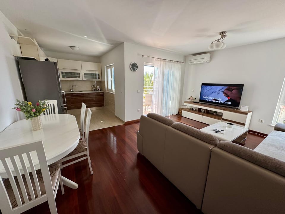 Communal lounge/ TV room, TV and multimedia, Living room, Seating area, Dining area, oven, stove