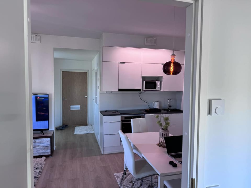Facade/entrance, TV and multimedia, Kitchen or kitchenette, Dining area, oven