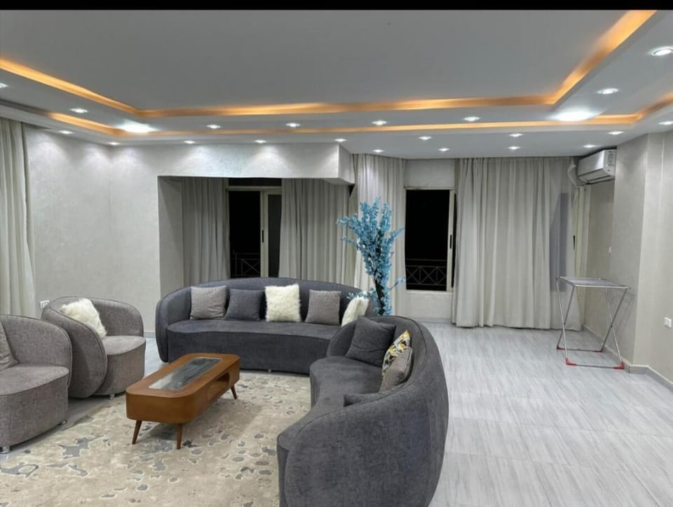شقه فندقيه للإيجار اليومي والشهري للأسر والشباب الملتزم في شارع شهاب الرئيسي Apartment in Egypt