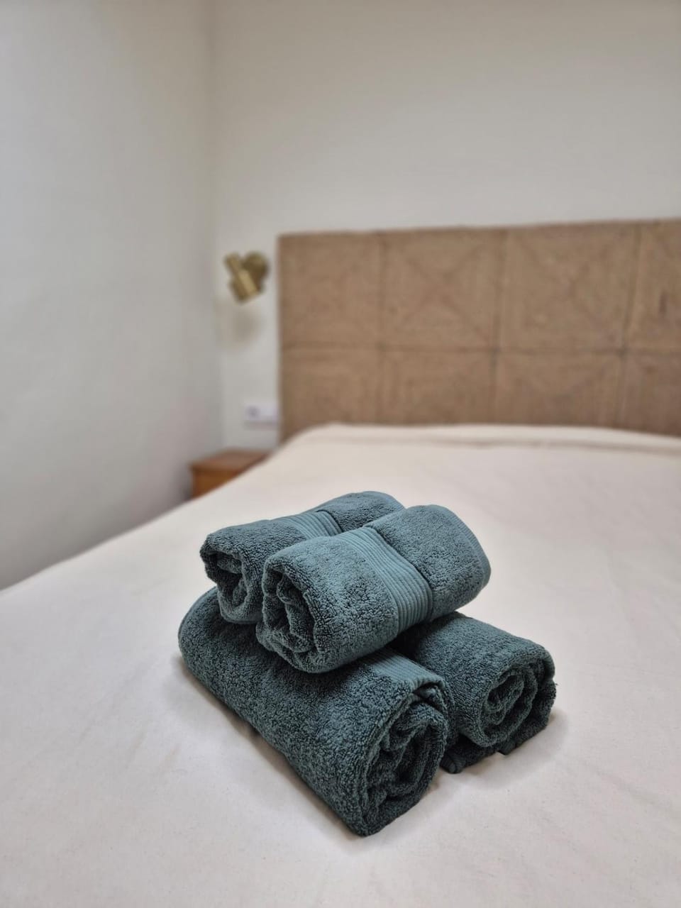 Bed, Bedroom, towels