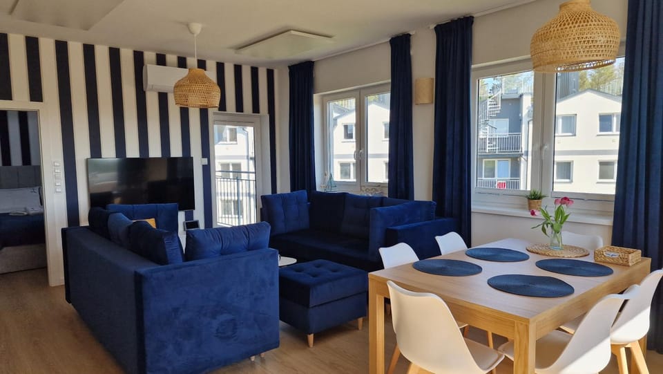 Communal lounge/ TV room, TV and multimedia, Living room, Seating area, Dining area, air conditioner