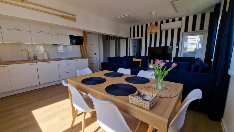 TV and multimedia, Kitchen or kitchenette, Living room, Seating area, Dining area