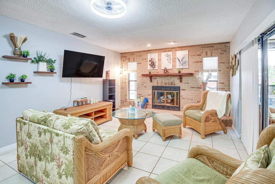6 Mi to Gemini Springs Park Chic Home with Pool! House in Deltona