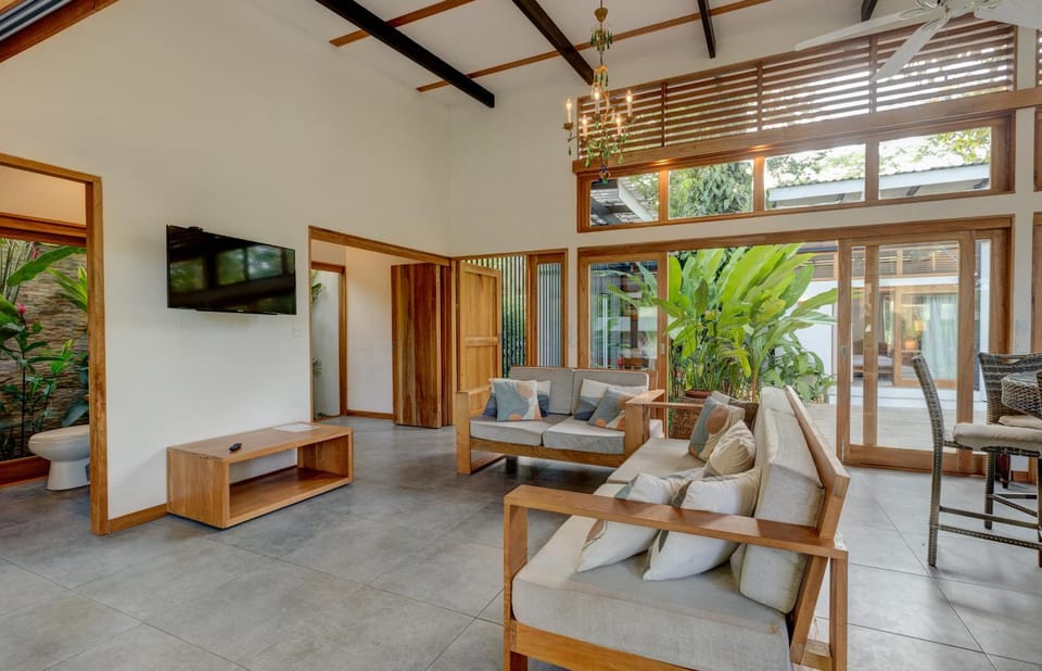 Property building, Patio, Communal lounge/ TV room, Garden, TV and multimedia, Living room, Seating area, Garden view