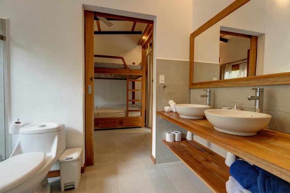 Shower, Toilet, Property building, Bathroom, Bath, bidet, towels