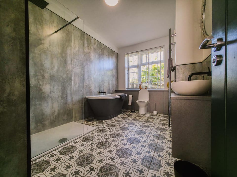 Modern 5-Bedroom House on Laceby Road House in Grimsby