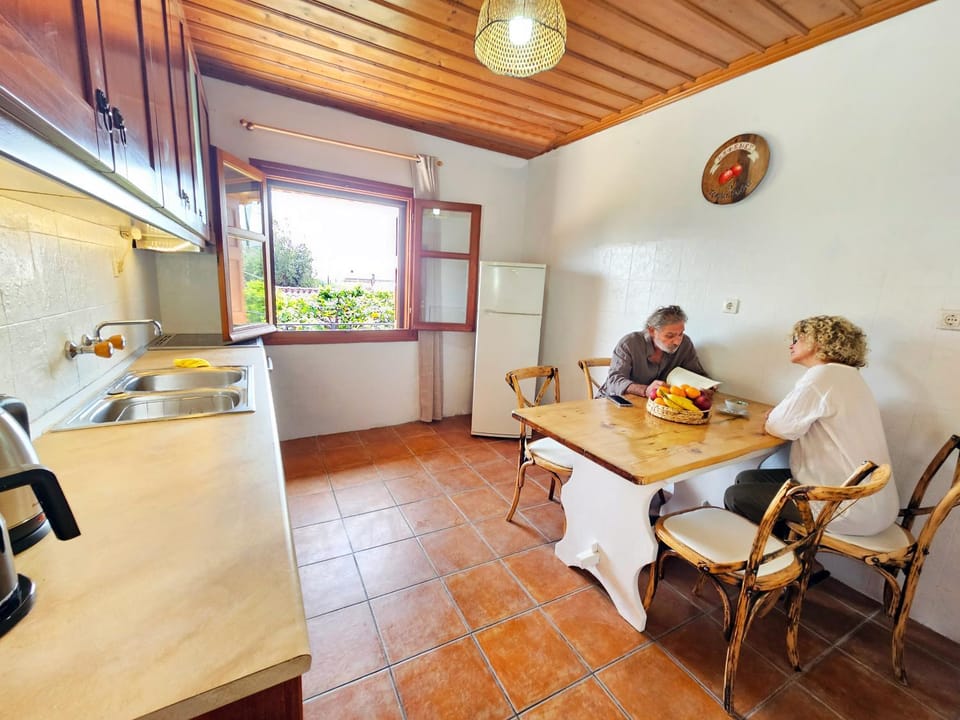 People, Kitchen or kitchenette, Dining area