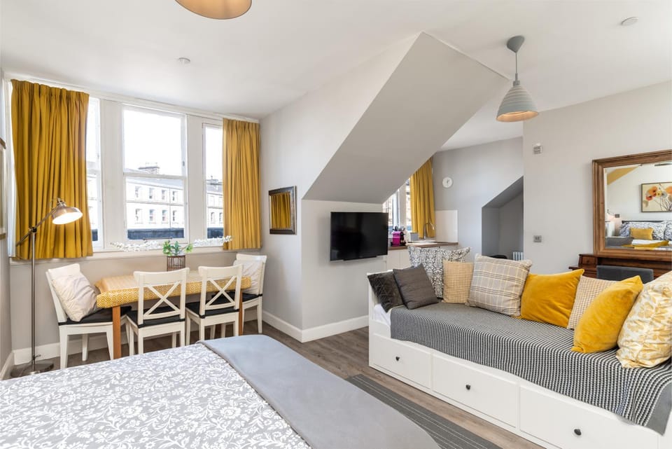 Photo of the whole room, Seating area, Dining area