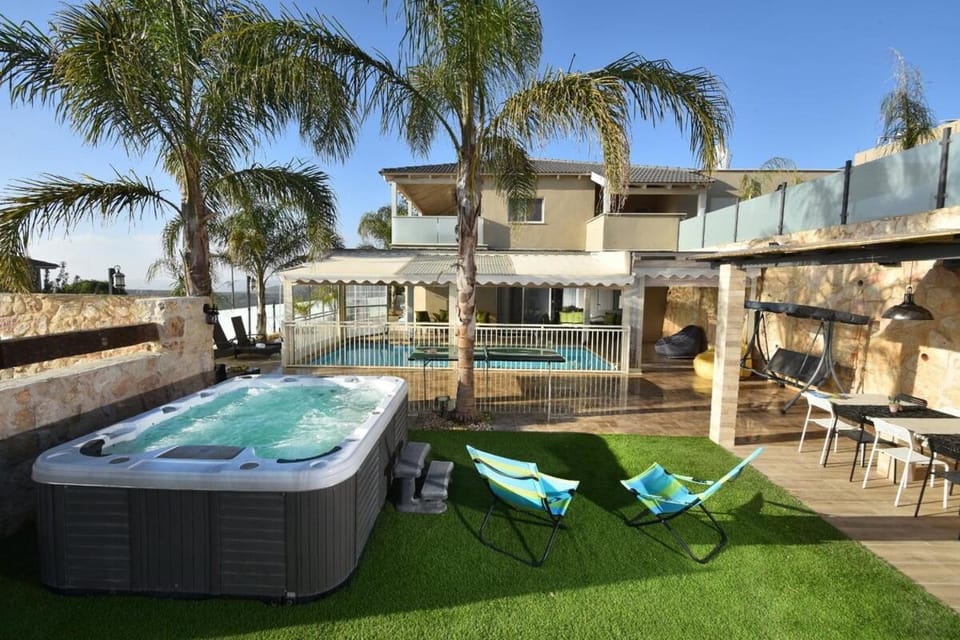 וילה גליתא - בריכה , ג'קוזי ונוף Villa in North District