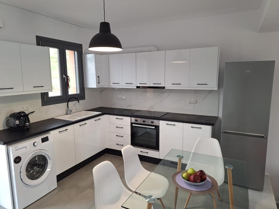 Coffee/tea facilities, Kitchen or kitchenette, Dining area, oven, stove, washing machine, dryer, kitchen