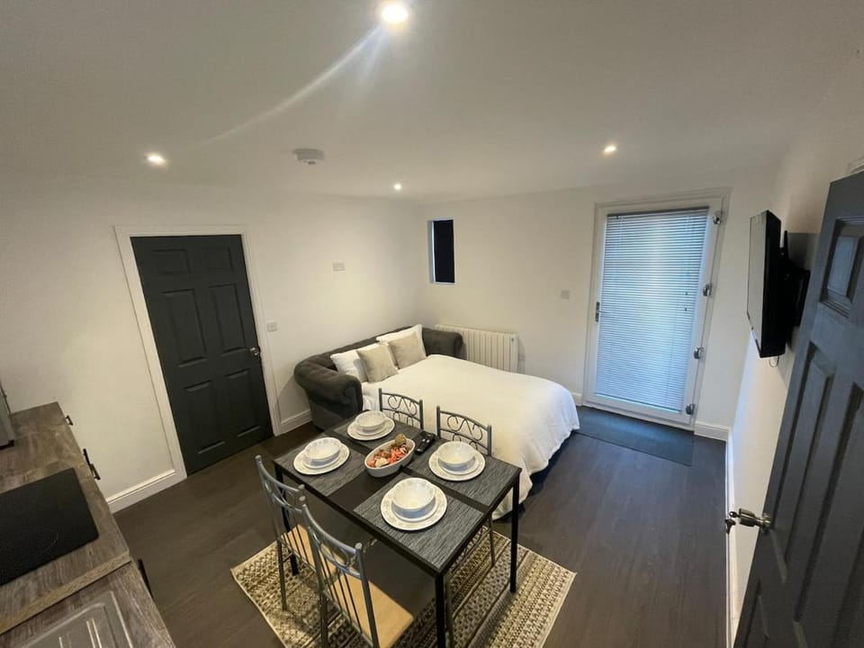 Bed, TV and multimedia, Kitchen or kitchenette, Living room, Photo of the whole room, Seating area, Dining area