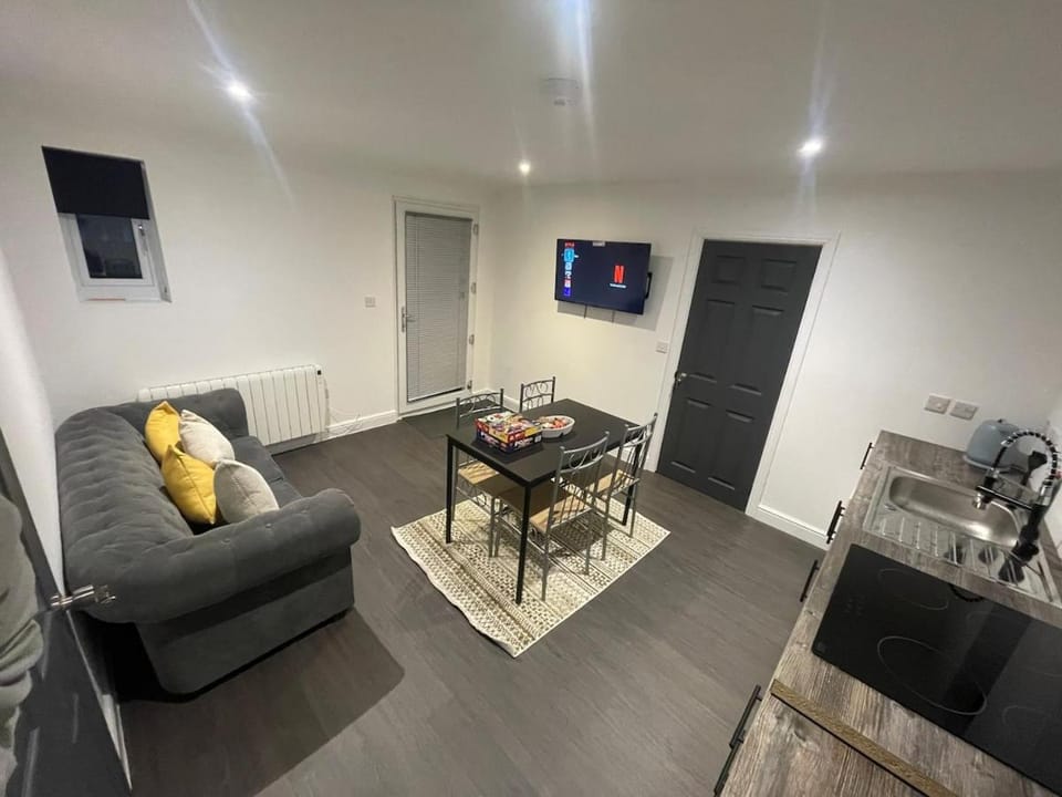 Communal lounge/ TV room, TV and multimedia, Kitchen or kitchenette, Living room, Seating area, Dining area