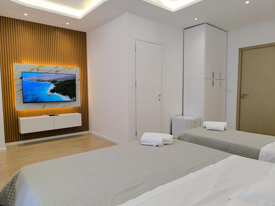 Bed, TV and multimedia, Photo of the whole room, Bedroom