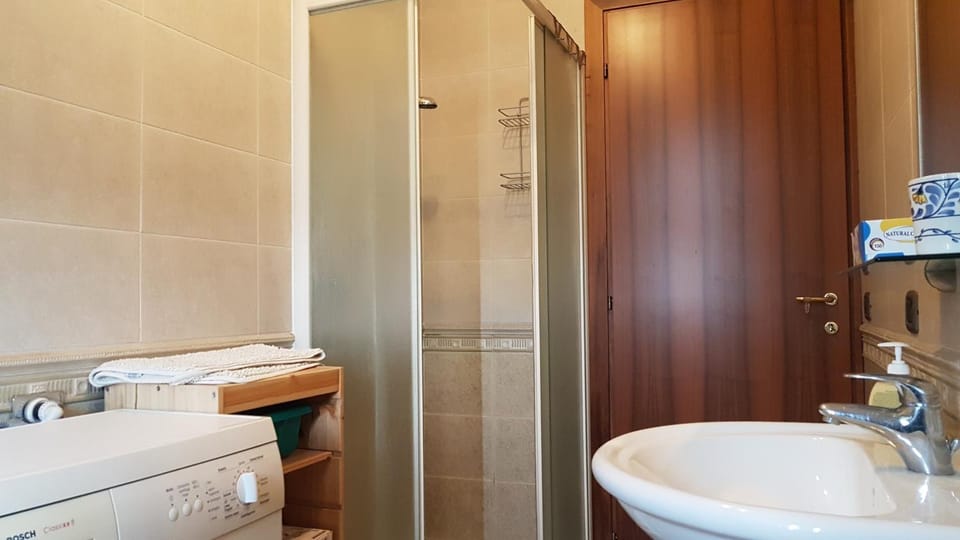 Shower, Toilet, Bathroom, towels