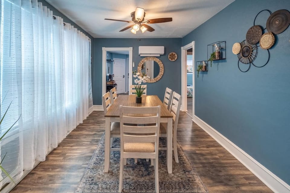 Seating area, Dining area