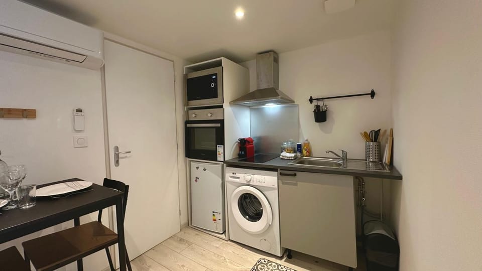 Kitchen or kitchenette, oven, toaster