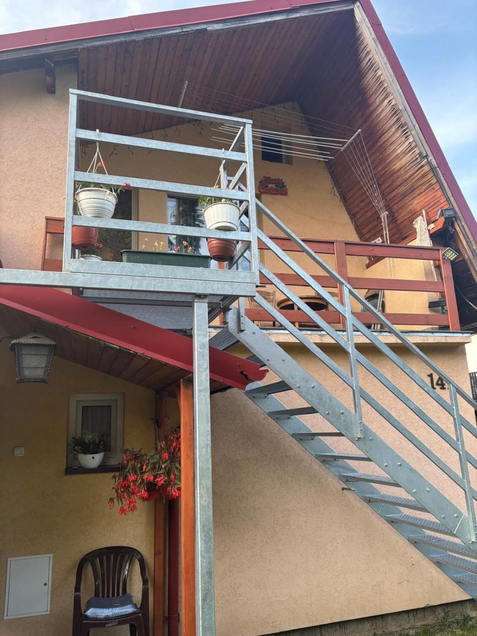 Property building, Day, Balcony/Terrace