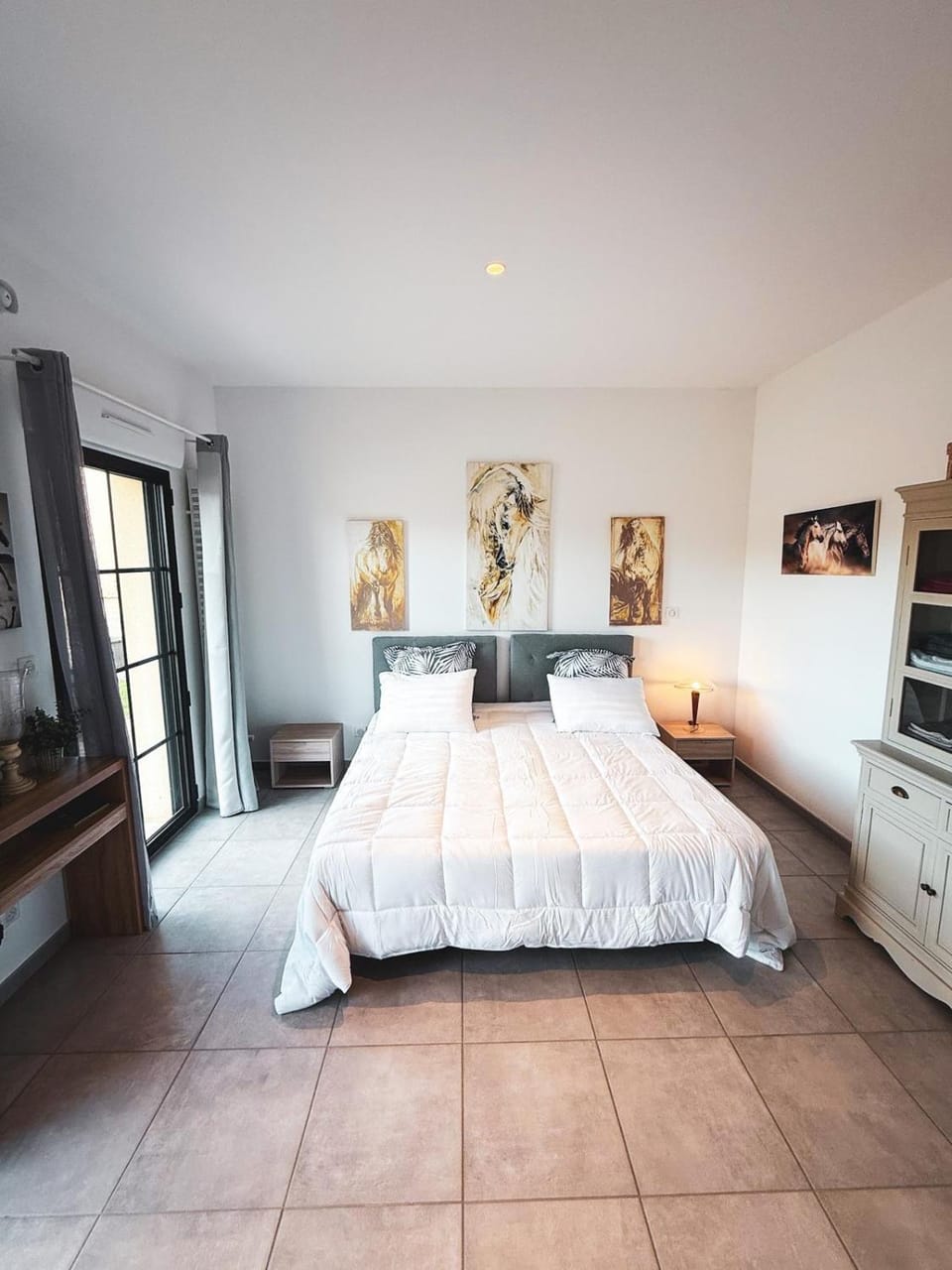 Photo of the whole room, Bedroom