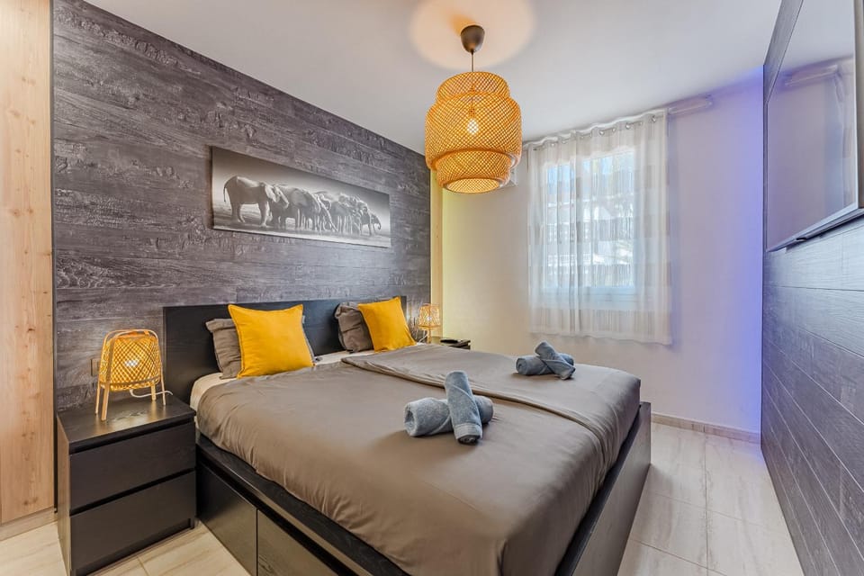 Bed, Bedroom, towels