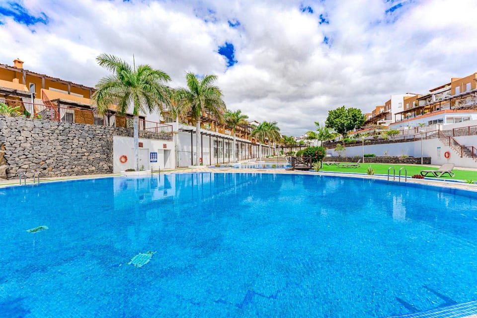 Property building, Swimming pool, sunbed