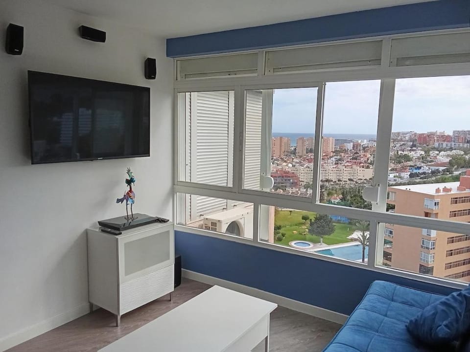 Communal lounge/ TV room, TV and multimedia, Living room, Seating area, City view, Sea view