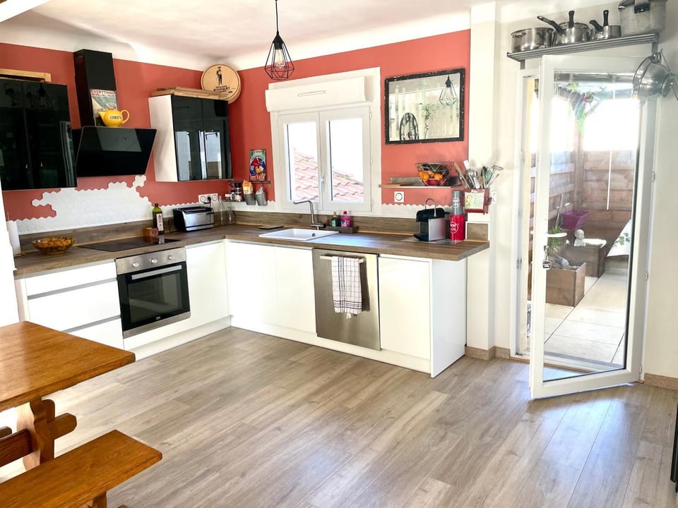 Kitchen or kitchenette