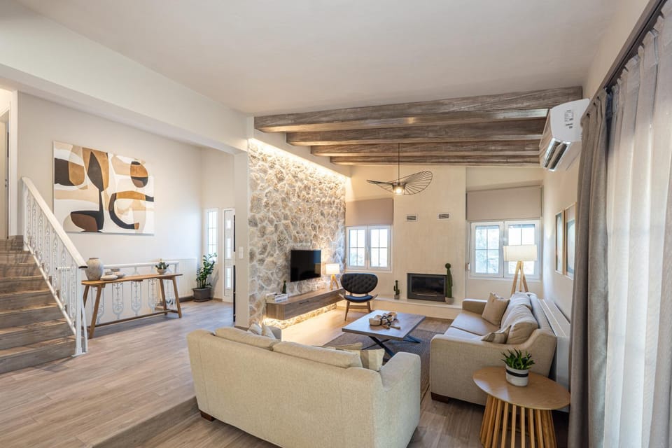 Facade/entrance, Living room, fireplace