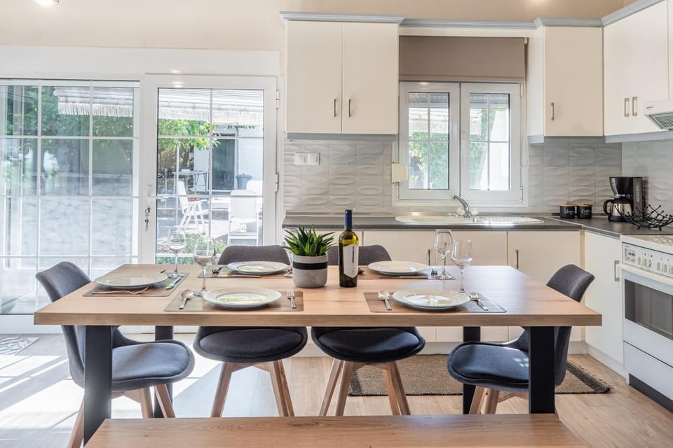 Kitchen or kitchenette, Dining area, stove