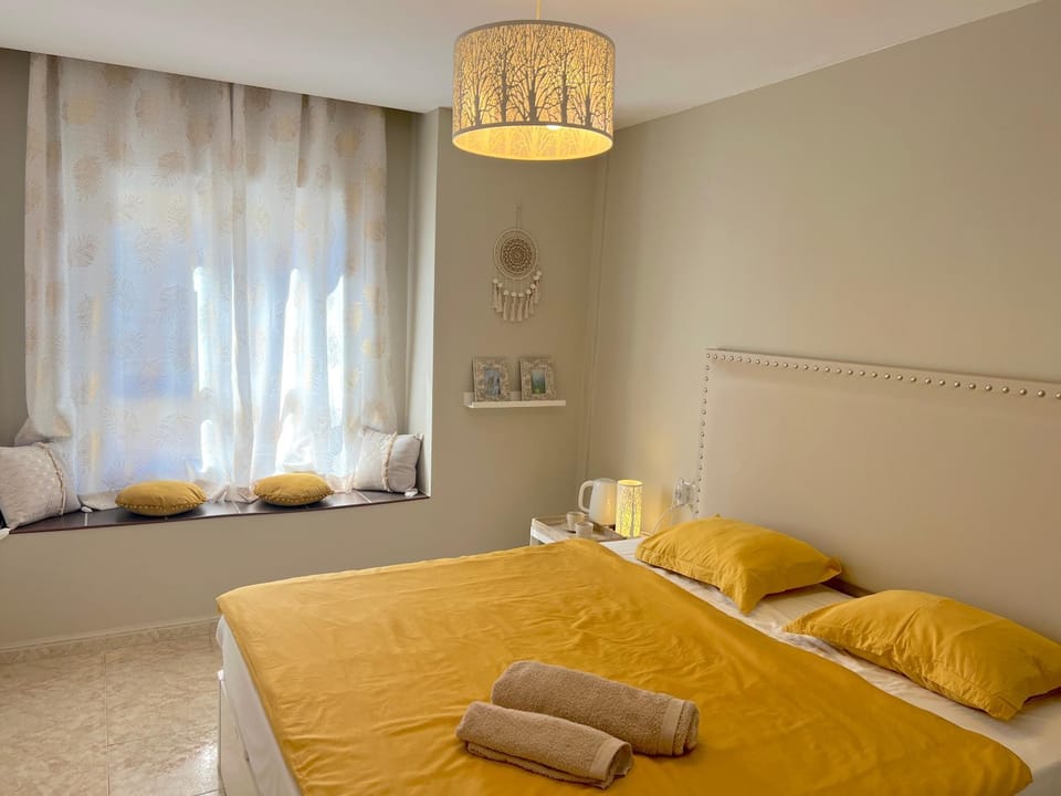Bed, Bedroom, towels
