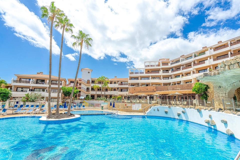 Pool view, Swimming pool, sunbed