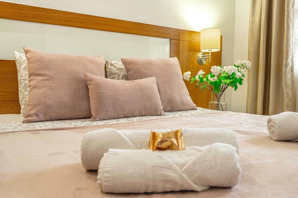 Bed, Bedroom, towels