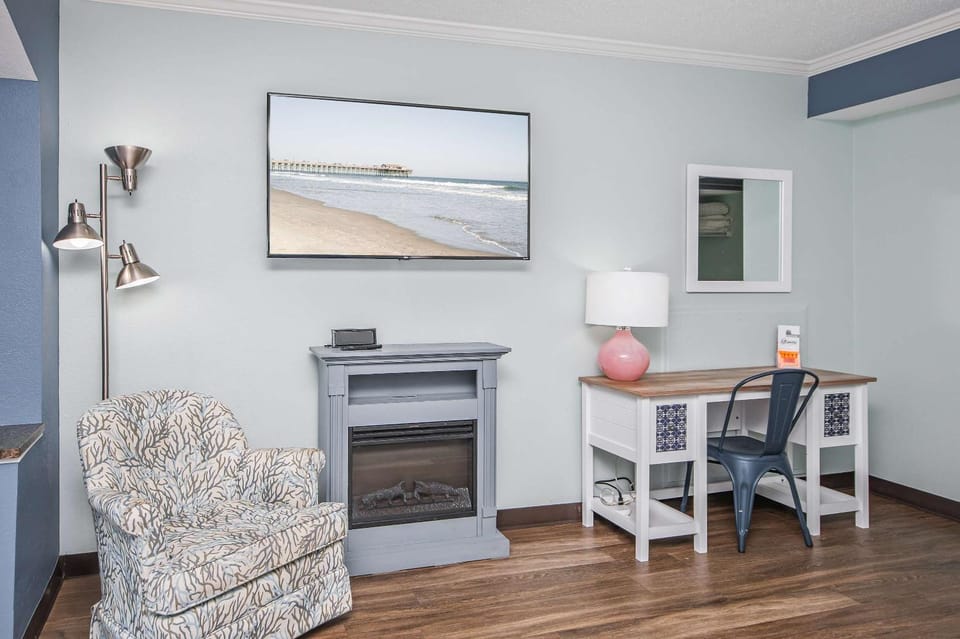 Sunlit Beach View Comfy KING Pool Hot Tubs Lazy River No Resort Fees M41 House in Myrtle Beach