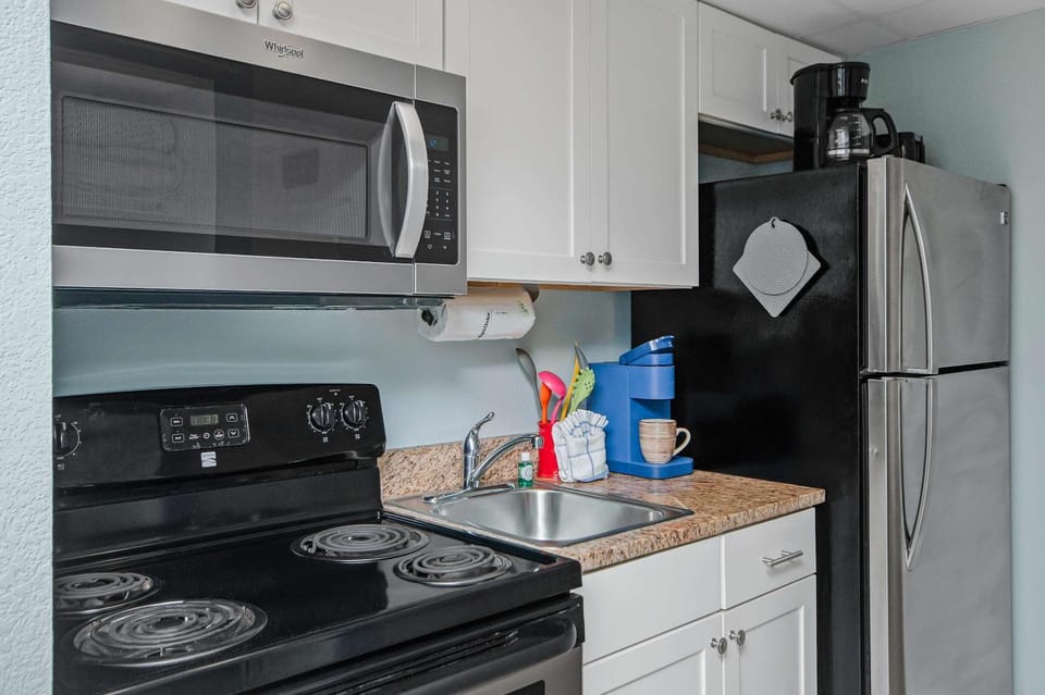 Sunlit Beach View Comfy KING Pool Hot Tubs Lazy River No Resort Fees M41 House in Myrtle Beach