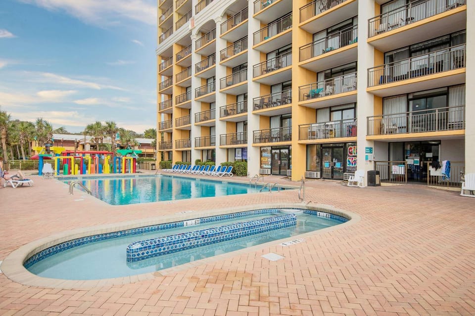 Sunlit Beach View Comfy KING Pool Hot Tubs Lazy River No Resort Fees M41 House in Myrtle Beach