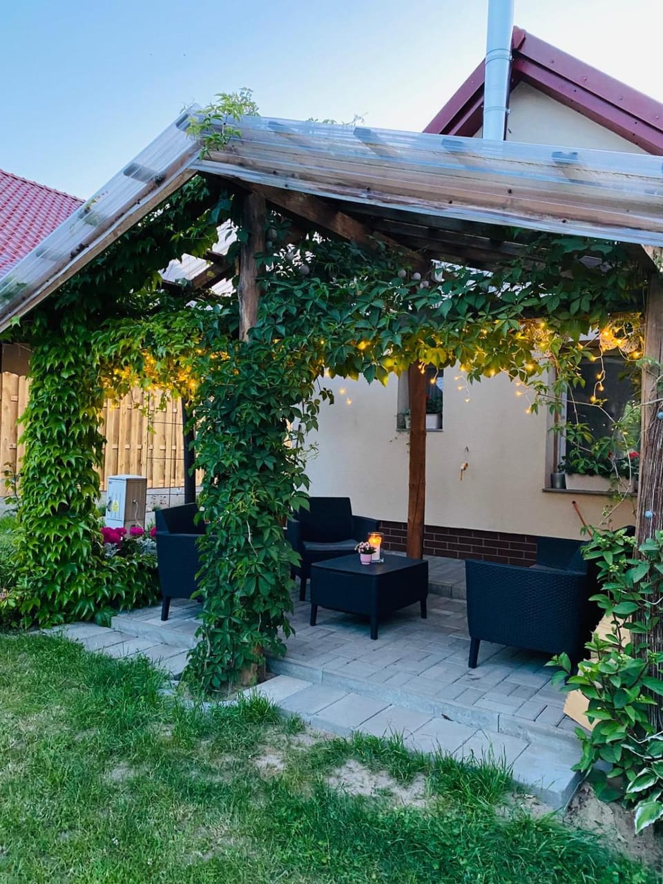 Property building, Patio, Garden, Balcony/Terrace, Seating area, Garden view
