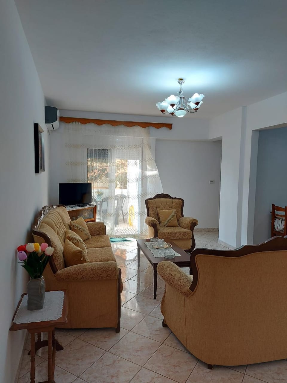TV and multimedia, Living room, Seating area, air conditioner