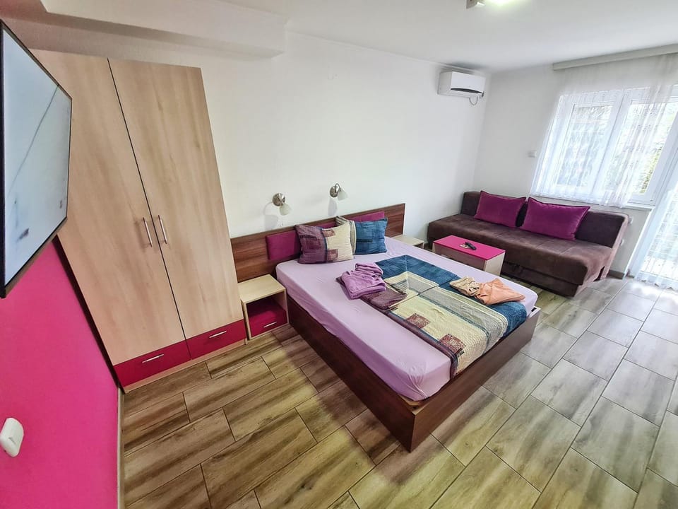 Bed, TV and multimedia, Photo of the whole room, wardrobe, air conditioner