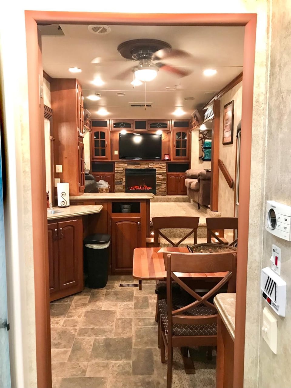 Kitchen or kitchenette, Dining area, fireplace