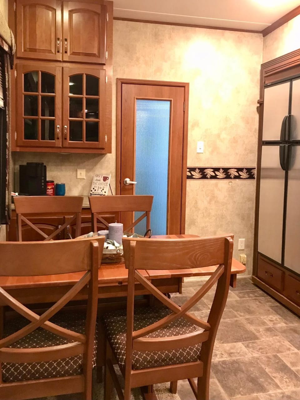 Kitchen or kitchenette, Dining area