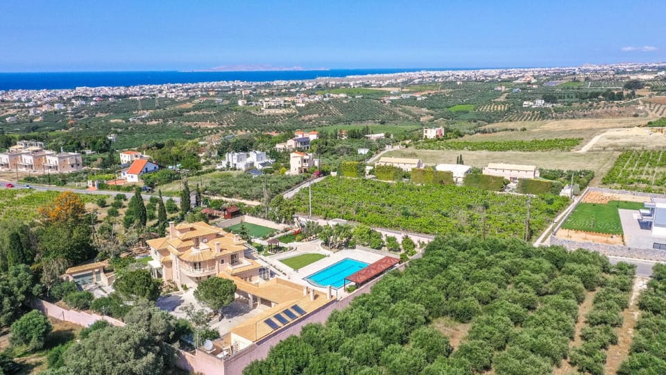 Property building, Day, Neighbourhood, Natural landscape, Bird's eye view, Pool view, Swimming pool